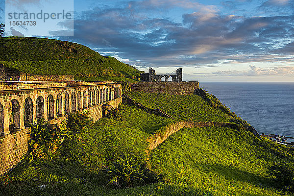 Festung aus Schwefelhügeln am Meer gegen den Himmel  St. Kitts und Nevis  Karibik