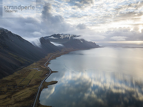 Island  Wolken spiegeln sich im See Jokulsarlon