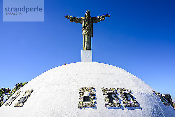 Tiefblick auf die Christus-Erlöser-Statue bei strahlend blauem Himmel an einem sonnigen Tag  Puerto Plata  Dominikanische Republik