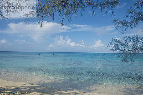 Blick auf den Strand von Norman Saunders vor blauem Himmel bei Grand Turk  Turks- und Caicos-Inseln