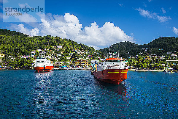 Fähren vor Anker im Hafen von Port Elizabeth  Admiralty Bay  Bequia  St. Vincent und die Grenadinen  Karibik
