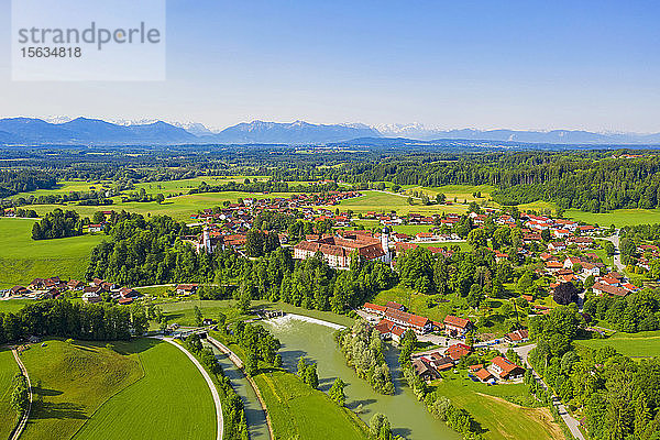 Luftaufnahme des Beuerbergs bei strahlend blauem Himmel  Bayern  Deutschland