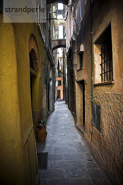 Enge Gasse in Vernazza  Cinque Terre  Italien