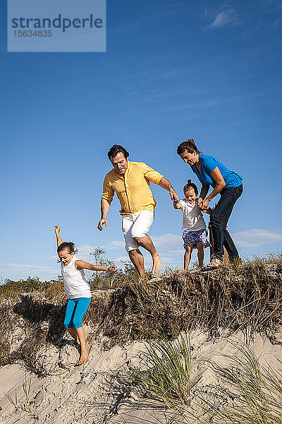 Familie läuft in einer Stranddüne  Darß  Mecklenburg-Vorpommern  Deutschland