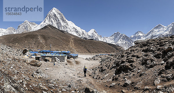 Frauen-Trekking in Goark Shep  Pumori im Hintergrund  Himalaya  Solo Khumbu  Nepal