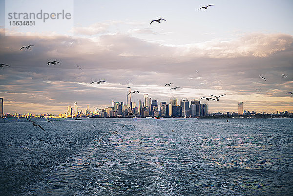 Die Skyline von New York City von der Staten Island Ferry aus gesehen  USA