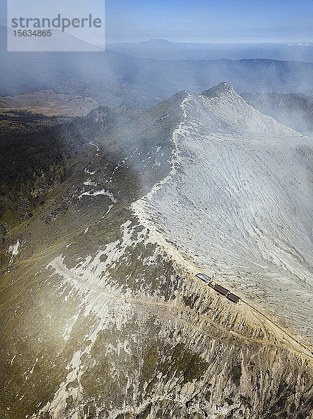 Indonesien  Java  Luftaufnahme von Rauch  der über den Bergen rund um den Vulkan Ijen schwebt