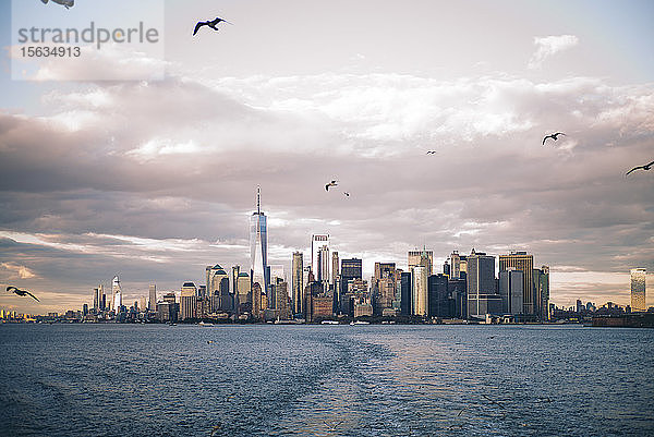 Die Skyline von New York City von der Staten Island Ferry aus gesehen  USA