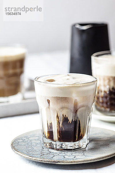 Eiskalter Espresso mit kalter aufgeschäumter Milch