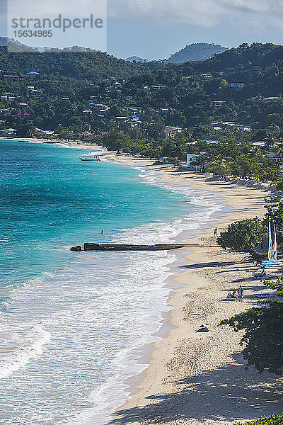 Luftaufnahme des Strandes der Grand Anse gegen den Berg  Grenada  Karibik