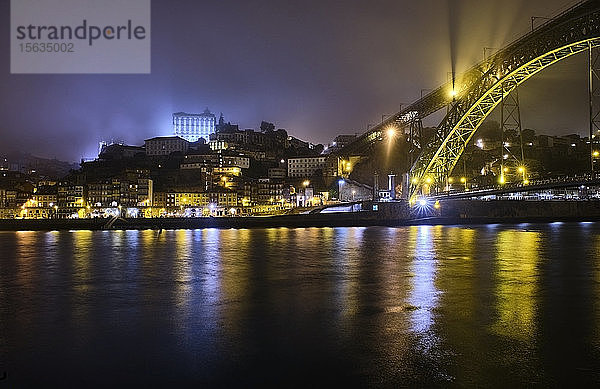 Portugal  Porto  Douro  die beleuchtete Stadt und die Dom Luis I-BrÃ?cke Ã?ber Wasser gesehenÂ