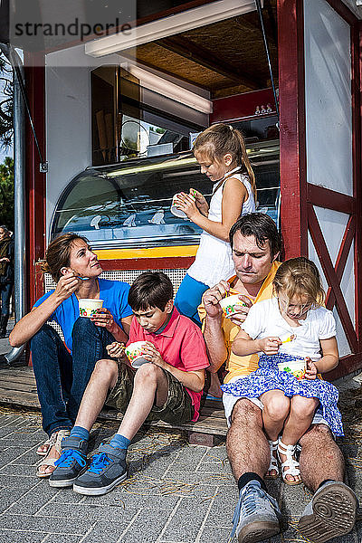 Familie isst Eis in einer Eisdiele
