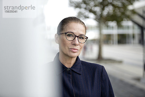 Porträt einer Frau mit Brille Outddors