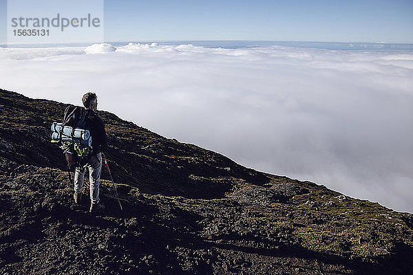 Wanderer auf Aussichtspunkt mit Blick in die Ferne  Ponta do Pico  Azoren  Portugal