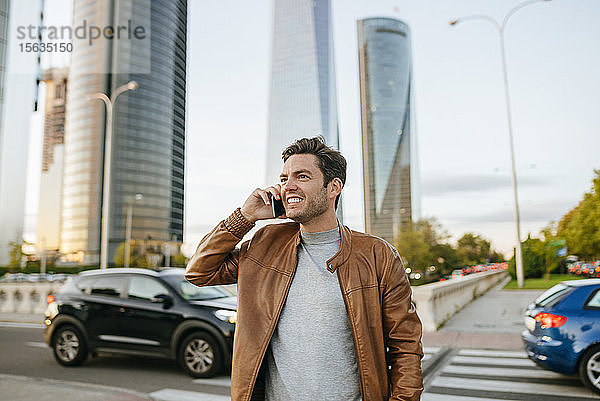 Glücklicher Mann am Telefon in der Stadt  Madrid  Spanien