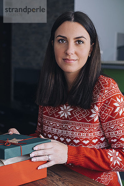 Porträt einer jungen Frau mit Weihnachtsgeschenk