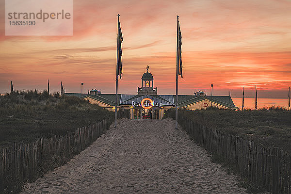 Niederlande  Süd-Holland  Noordwijk  Beach Club bei Sonnenuntergang