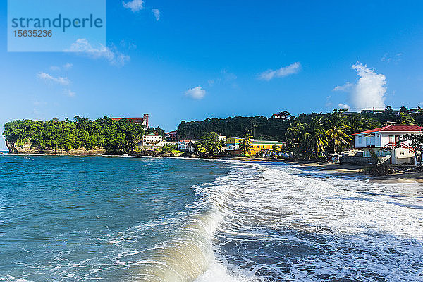 Wellen plätschern im Meer gegen den blauen Himmel bei Sauteurs  Grenada  Karibik