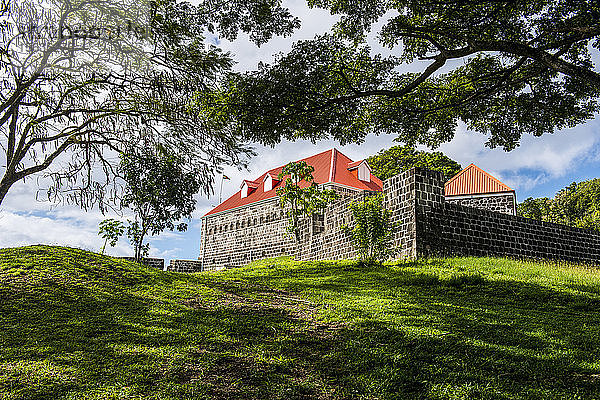 Tiefwinkelansicht von Fort Shirley auf dem Hügel  Dominica  Karibik