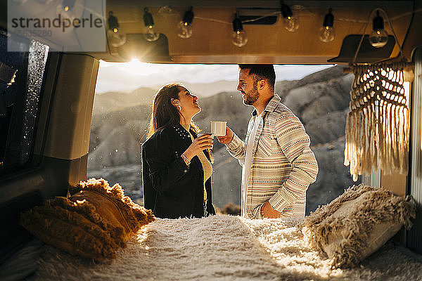 Junges Paar auf einer Reise mit einem Wohnmobil bei Sonnenuntergang  Almeria  Andalusien  Spanien