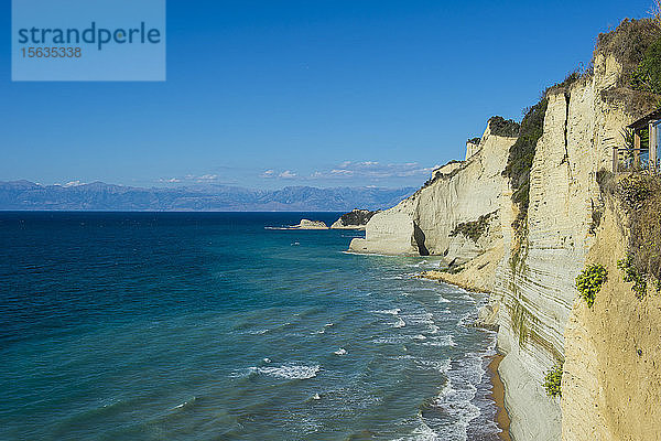 Szenische Ansicht der Klippe am Strand von Loggas gegen den blauen Himmel  Korfu  Ionische Inseln  Griechenland