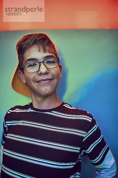 Porträt eines lächelnden Teenagers in einer Fotokabine
