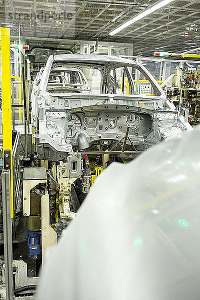 Moderne automatisierte Autoproduktion in einer Fabrik