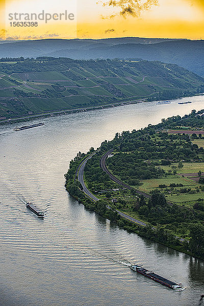 Luftaufnahme von Kreuzfahrtschiffen auf dem Rhein gegen den Himmel bei Sonnenuntergang  Deutschland