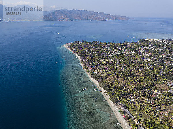 Luftaufnahme der Insel Gili-Air mit der Insel Lombok im Hintergrund auf Bali  Indonesien