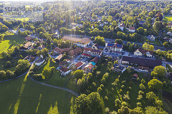 Deutschland  Oberbayern  Icking  Luftaufnahme von Stadthäusern umgeben von grünen Bäumen