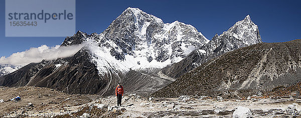 Frau beim Trekking über den Thokla-Pass  Himalaja  Solo Khumbu  Nepal