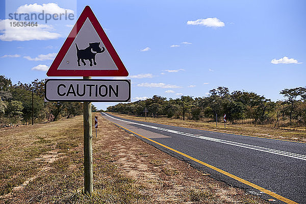 Warzenschwein-Überquerungsschild an der Straße gegen den Himmel  Mpumalanga  Südafrika