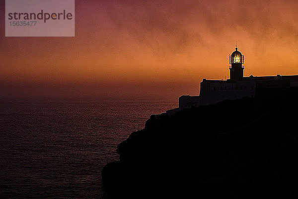 Portugal  Algarve  Silhouette des Leuchtturms von Cape Saint Vincent in der Morgendämmerung