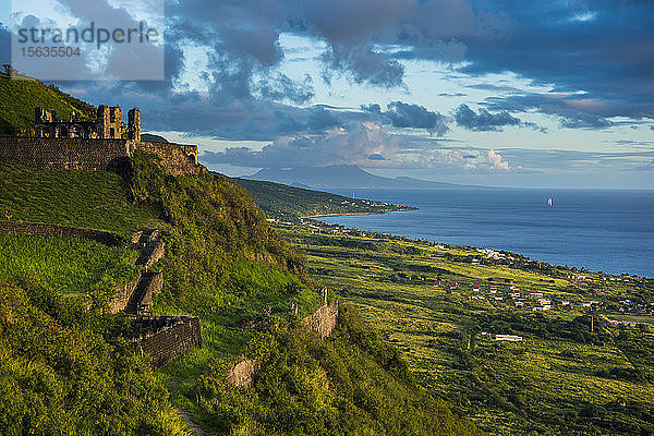 Blick auf die Festung Brimstone hill by sea against sky  St. Kitts und Nevis  Karibik