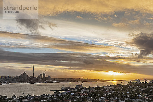 Luftaufnahme der Auckland Harbour Bridge über dem Meer gegen den Himmel in der Stadt bei Sonnenuntergang  Neuseeland