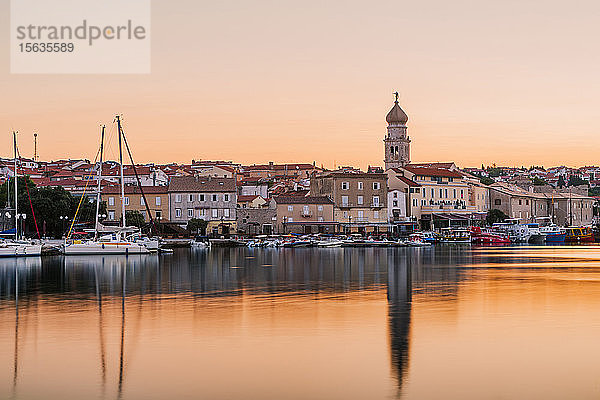 Kroatien  Krk  Stadtbild und Yachthafen bei Sonnenuntergang