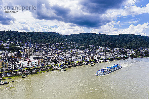 Luftaufnahme eines Kreuzfahrtschiffes auf dem Rhein vor bewölktem Himmel bei Boppard  Deutschland