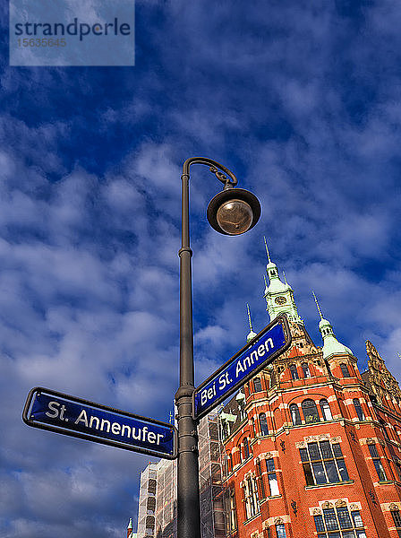 Straßenschild und Hafenrathaus  Speicherstadt  Hamburg  Deutschland