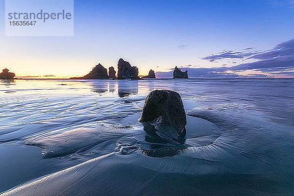 Neuseeland  SÃ?dinsel  Silhouetten von MotukiekieÂ Strand und Meeresstapel bei Sonnenuntergang