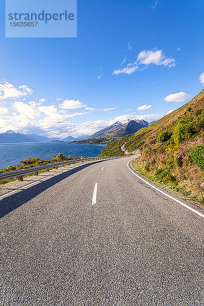 Leere Straße bei Glenorchy  Südinsel  Neuseeland