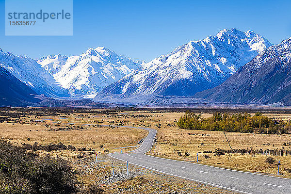 Neuseeland  Südinsel  Starlight Highway in Richtung schneebedeckter Berge