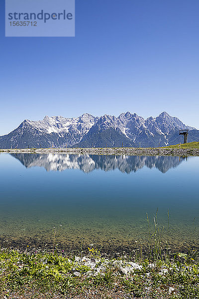 Landschaftlicher Blick auf den See und die Loferer Steinberge bei strahlend blauem Himmel  KitzbÃ¼hel  Tirol  Österreich