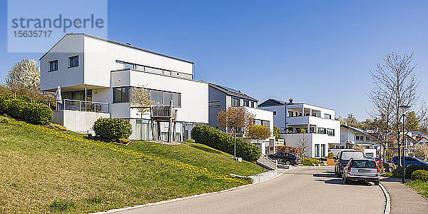 Wohngebäude an der Straße bei strahlend blauem Himmel an einem sonnigen Tag  Dettenhausen  TÃ¼bingen  Deutschland