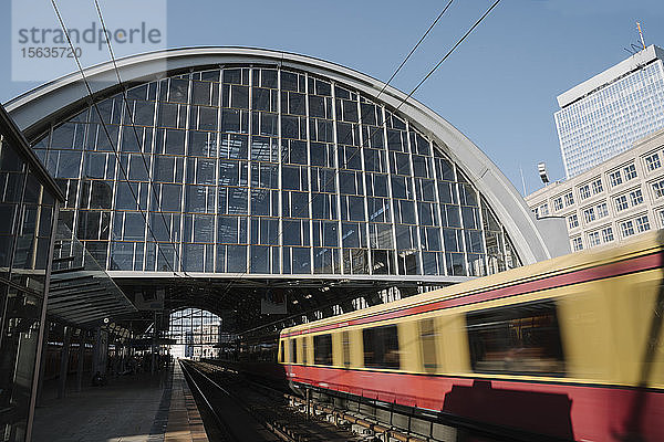 Bahnhof am Alexanderplatz mit einfahrender S-Bahn  Berlin  Deutschland
