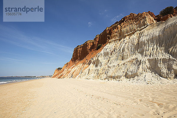 Felsige Sandsteinküste gegen den Himmel an der Algarve  Portugal
