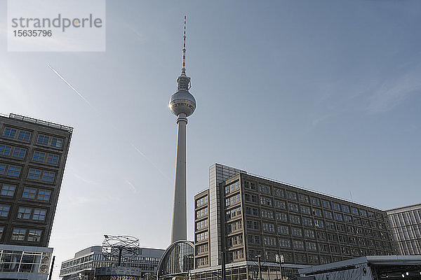 Blick auf Fernsehturm mit unterirdischem Schild im Vordergrund  Berlin  Deutschland