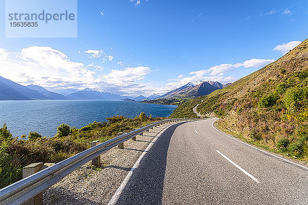 Leere Straße bei Glenorchy  Südinsel  Neuseeland