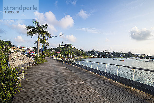 Promenade am Hafen von Magenta gegen den Himmel bei Sonnenuntergang  Noumea  Neukaledonien