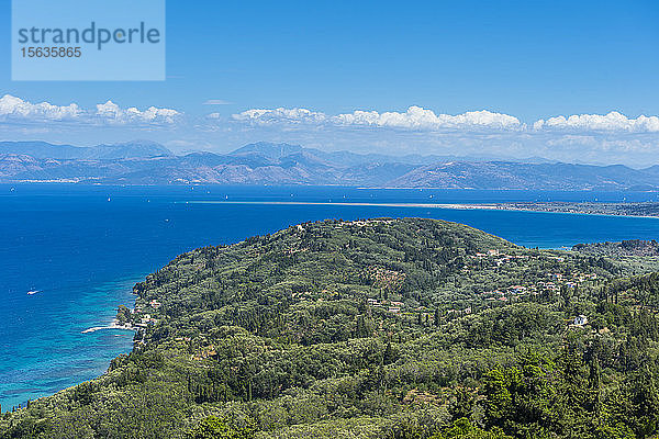 Luftaufnahme der Küstenlinie bei blauem Himmel am sonnigen Tag  Korfu  Ionische Inseln  Griechenland