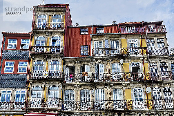 Portugal  Porto  Ribeira  Tiefblick auf farbenfrohe Stadthausfassaden